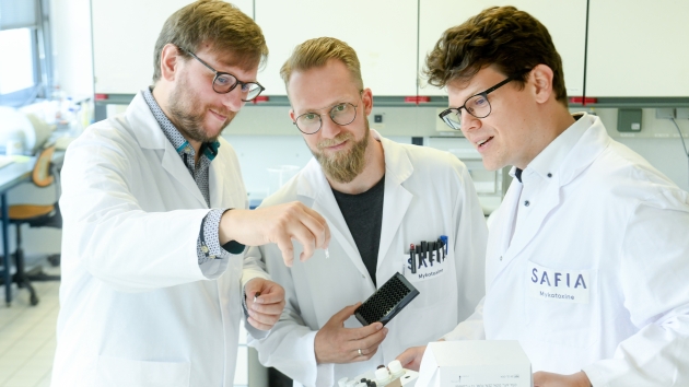 Safia Technologies: Lebensmittelsicherheit einfacher und schneller machen - v.l.: Dr. Peter Carl, Nick Gundermann und Dr. Timm Schwaar im Labor - Quelle: Wista Management GmbH